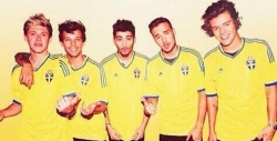 One Direction con la equipación de la selección de Suecia