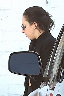 La peor cara de Lady Gaga, un adefesio por la calle