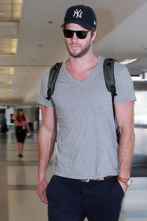 Liam Hemsworth se esconde de los paparazzi