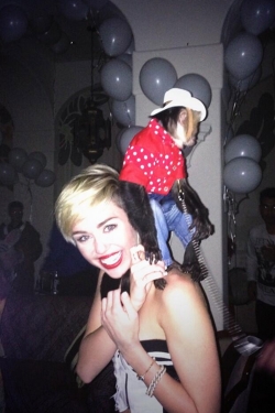Miley Cyrus sale de fiesta con un mono