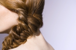 Trenza de espiga, el peinado del año