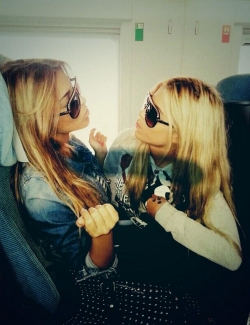 Oriana, de MYHYV, y Gaby, de Campamento de Verano, son mejores amigas