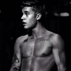 Justin BIeber sin camiseta: se desnuda para sus fans