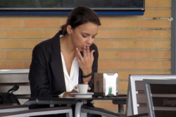 ¿Qué hace Chenoa fumando un puro a lo Sara Montiel?