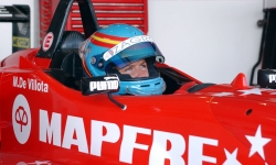 La piloto María de Villota sobre su coche de Fórmula 1, su pasión