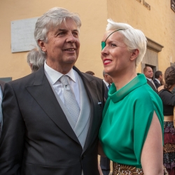 La piloto María de Villota junto a su padre Emilio durante la boda