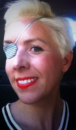 La ex piloto de María de Villota con su parche nuevo