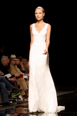 La novia de Fernando Alonso, Dasha Kapustina, vestida de novia para un desfile