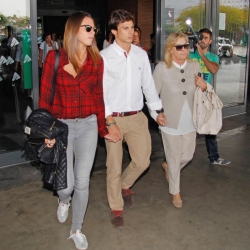 El marido de la piloto María de Villondo y su madre en Sevilla