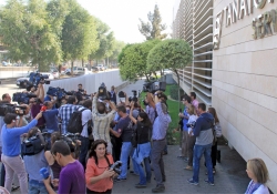 Expectación mediática a las puertas del tanatorio donde han llevado a María de Villota