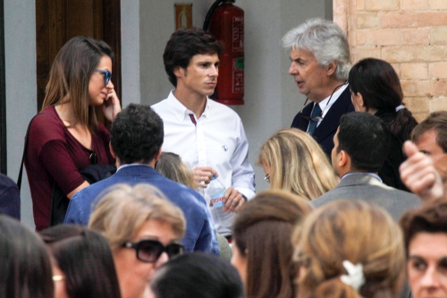Rodrigo García, marido de María de Villota, junto a Emilio de Villota en el funeral
