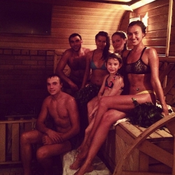 Irina Shayk se va con su familia a la sauna