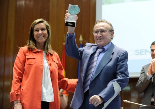 Manolo Escobar con la ministra de Sanidad, Ana Mato, recibiendo un premio