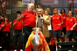 Manolo Escobar celebrando junto a Luis Aragonés la Eurocopa de 2008