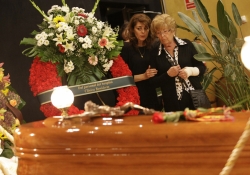 Ana Marx se despide de Manolo Escobar en su capilla ardiente