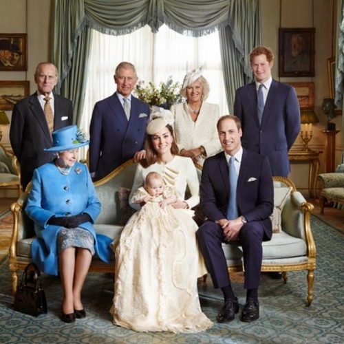 La familia real británica y Kate Middleton en el bautizo del Príncipe Jorge