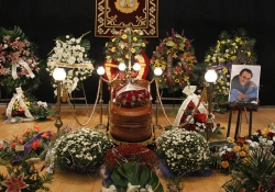 Muestras de cariño a Manolo Escobar en su capilla ardiente