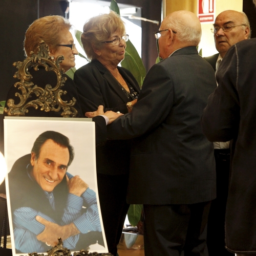 Muestras de cariño a Ana Marx en el funeral de Manolo Escobar