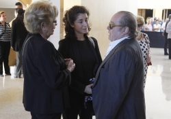 La viuda, su hija Vanessa y Arévalo despiden a Manolo Escobar