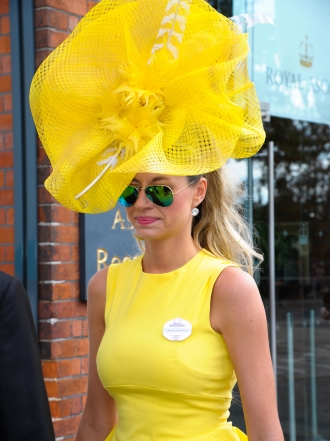 ¿Qué llevan en la cabeza? Los tocados y pamelas más extravagantes