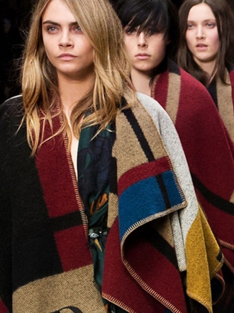 Abrigarse es trendy: lo último en capas y ponchos