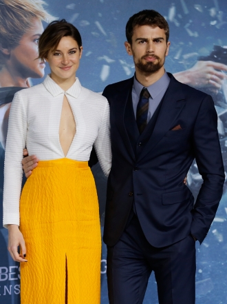 Glamour y elegancia en la promoción de Insurgente