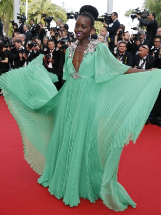 Celebrities con vestidos verdes, el color de la esperanza