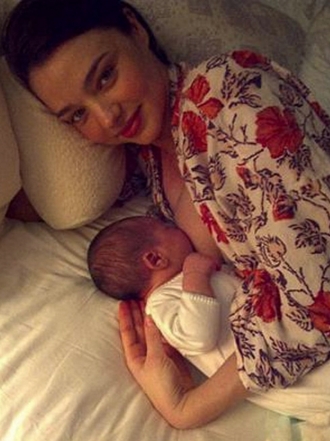 Lactancia materna: famosas que dan el pecho a sus bebés