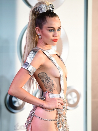VMAs 2015: Miley Cyrus, sus looks más polémicos