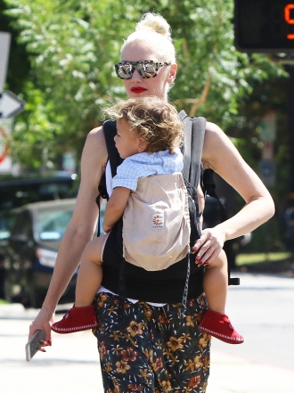 Crianza en brazos: famosas que apuestan por el porteo