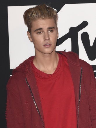 Bieber y otros famosos en la red carpet de los MTV EMAs 2015
