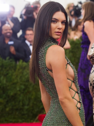 Las 8 famosas mejor vestidas con diseños de Calvin Klein