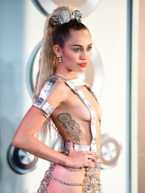 Miley Cyrus y otras famosas con tatuajes en las costillas