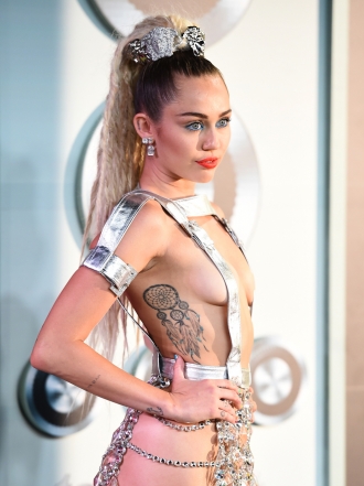 Miley Cyrus y otras famosas con tatuajes en las costillas