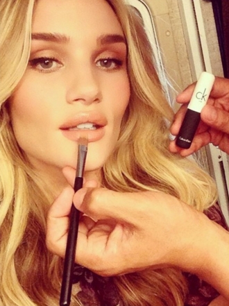 Así es la colección de maquillaje de Rosie Huntington