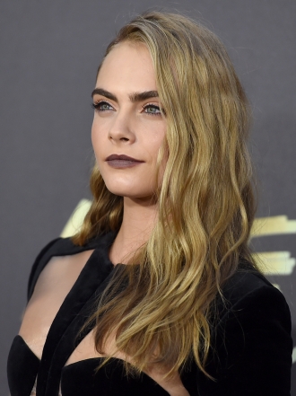 Cara Delevingne y más famosas que eligen los labios marrones