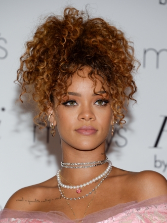 Rihanna y más famosas con choker, el collar sexy de los 90