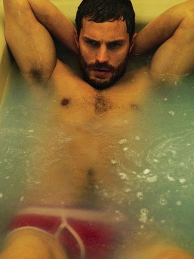 Jamie Dornan y otros famosos que posan en la bañera