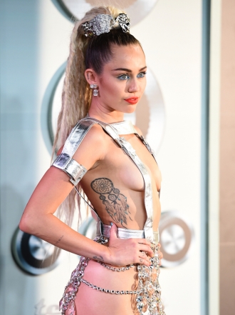 Elsa Pataky, Miley Cyrus y otras famosas con tattoos de amigas