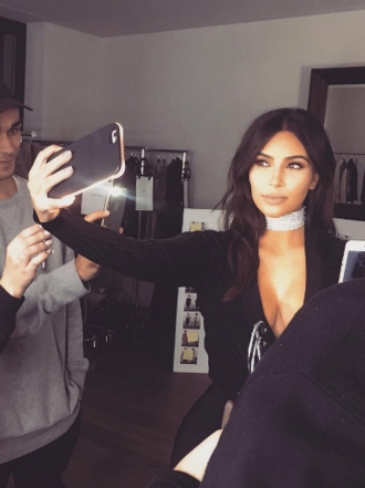 Kim Kardashian y otros famosos que adoran los selfies