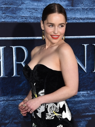Emilia Clarke y otras famosas que podrían ser James Bond