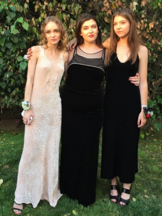 Lily Rose Depp y más looks de famosas en su graduación