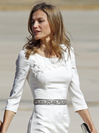 Los 10 vestidos blancos más veraniegos de la reina Letizia