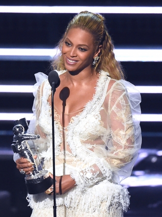 8 veces que Beyoncé se vistió de novia con un vestido blanco