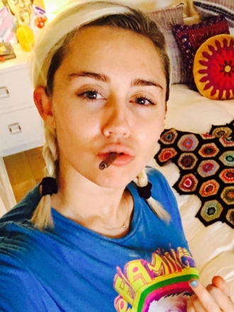 Miley Cyrus y otros famosos que fuman