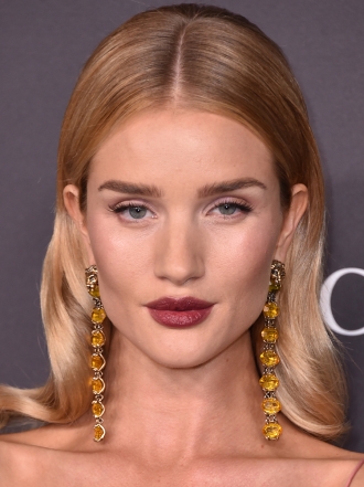 5 peinados para llevar maxi pendientes como Rosie Huntington