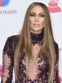 Famosas que lucen sus ojos con maquillaje de sombras burdeos