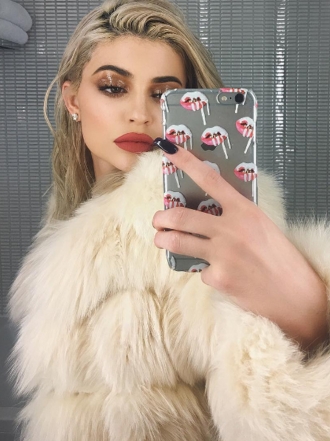 Kylie Jenner y los 5 labiales que llevarás estas navidades