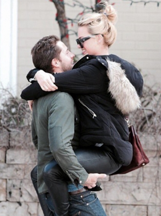 Así es la relación de Margot Robbie y Tom Ackerley en fotos