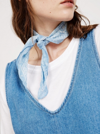 Pañuelos y bandanas: así se llevan esta temporada